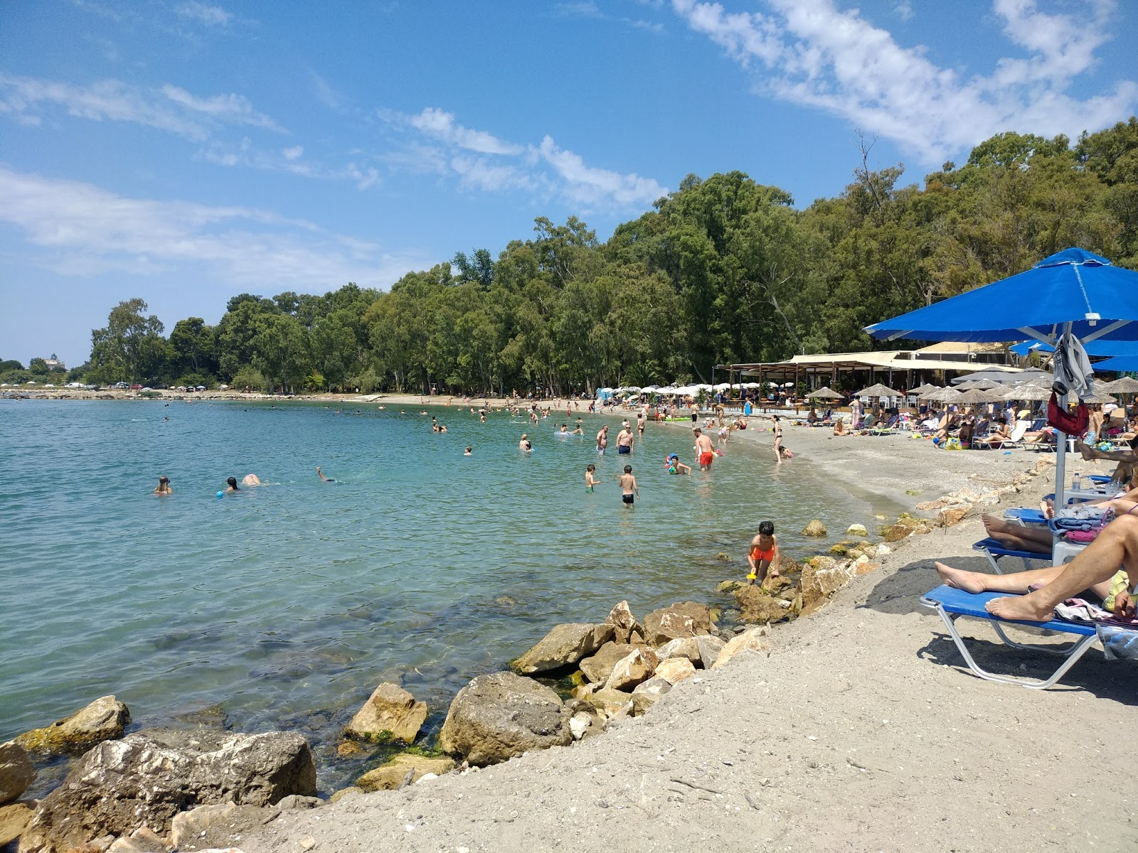 Fotografija Kiani Akti nahaja se v naravnem okolju