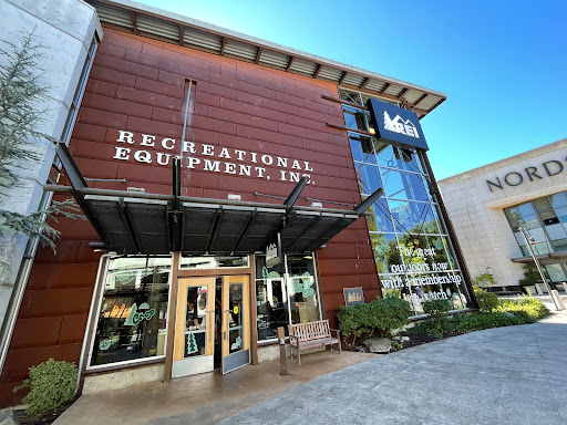 REI, 3000 184th St SW #952, Lynnwood, WA 98037, USA, 