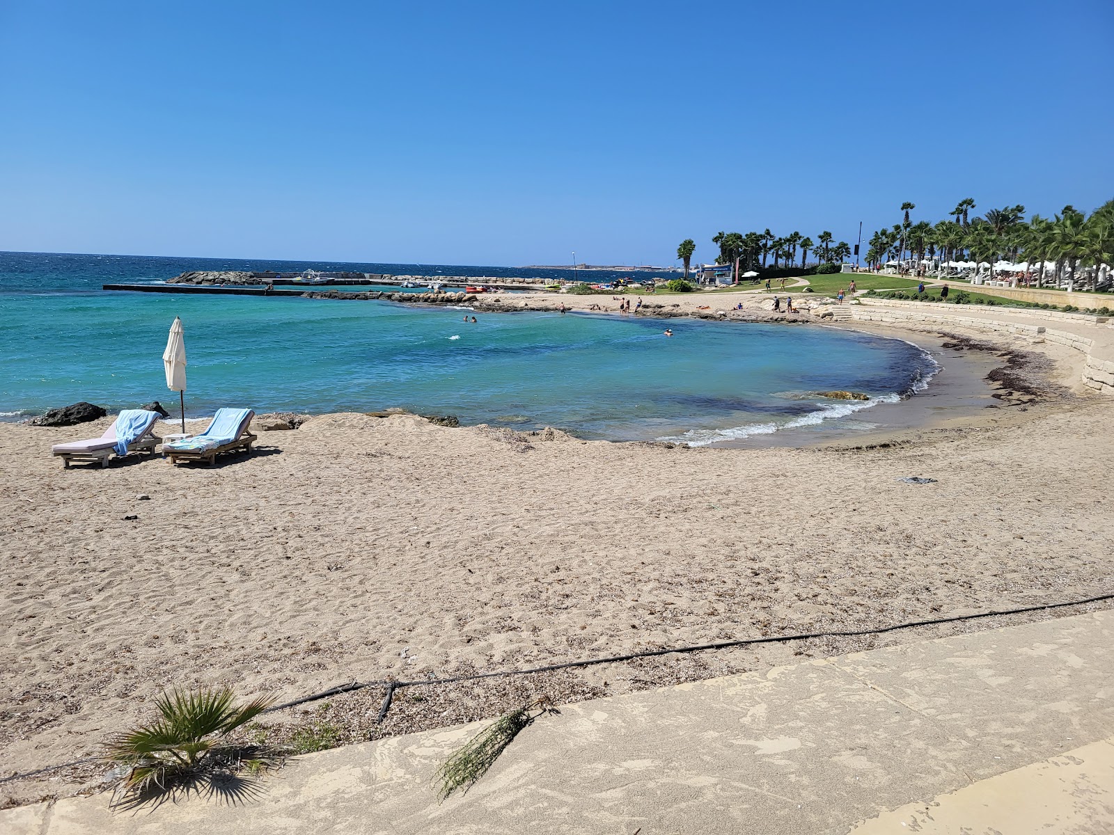 Foto di Olympic Lagoon Paphos Beach con una superficie del sabbia beige