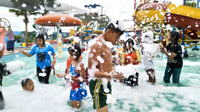 Wahana Taman Hiburan di Kabupaten Tulungagung: Menikmati Splash Waterpark Tulungagung dan NCN (Nirwana Coloris Night)