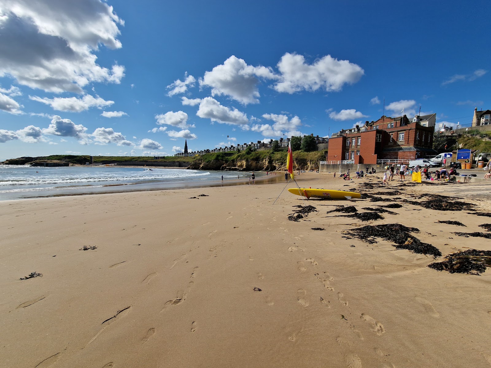 Fotografie cu Plaja Cullercoats înconjurat de munți