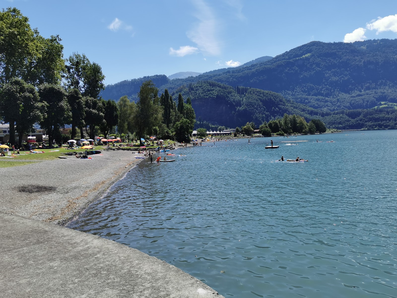 Foto di Strandbad Walenstadt con una superficie del piccoli ciottoli grigi