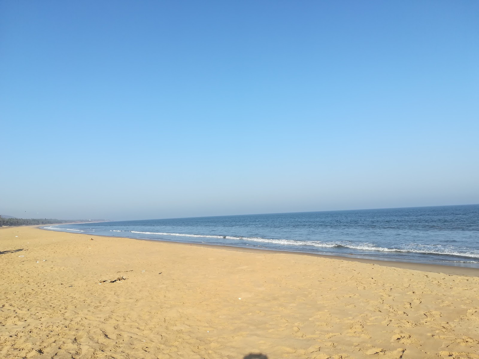 Fotografija Uppada Beach z svetel pesek površino