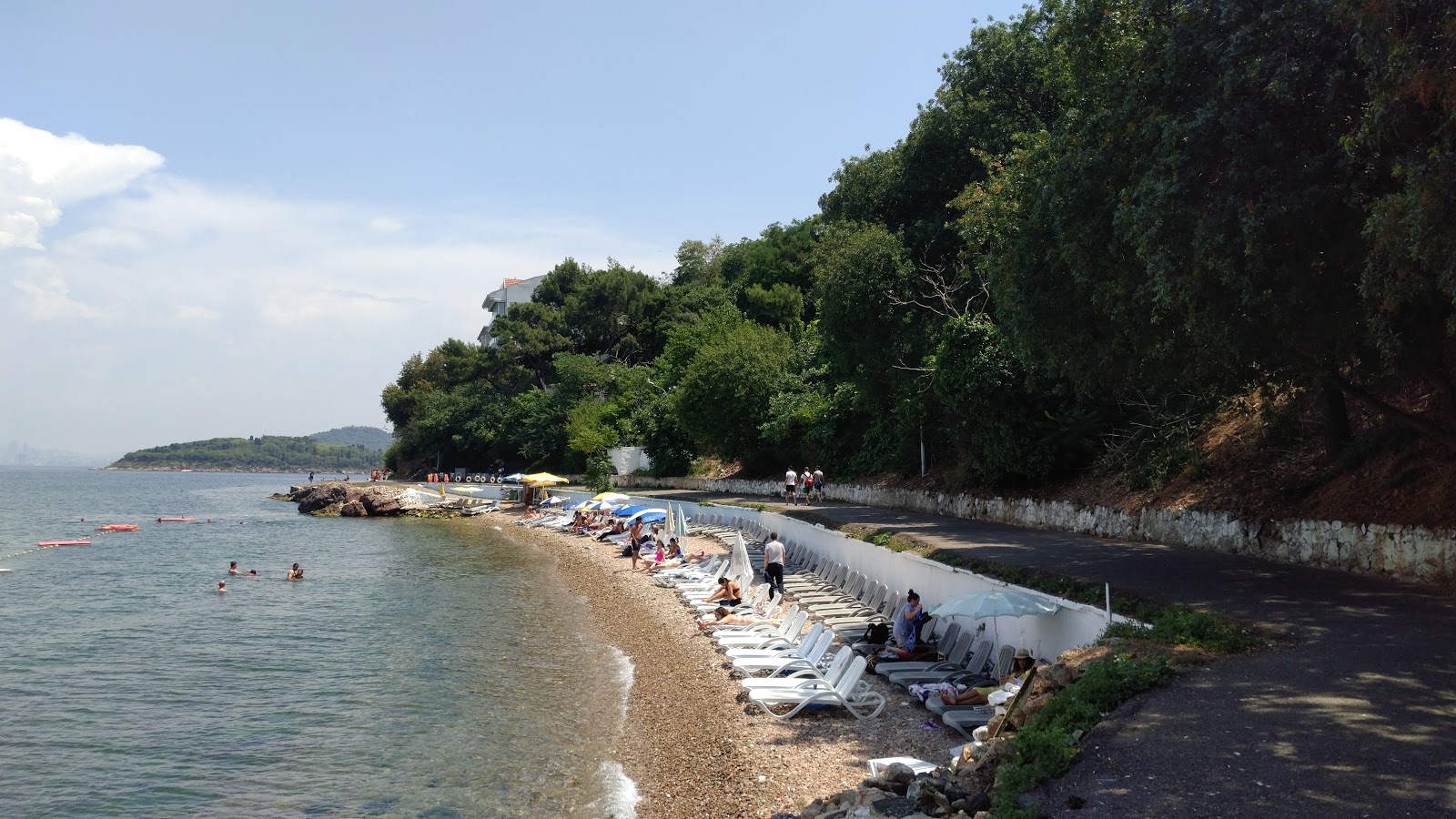 Fotografija Camakya Aile Plaji z sivi kamenček površino