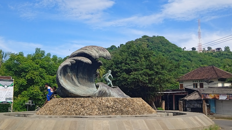 Patung Menakjubkan di Kabupaten Lombok Tengah: Menikmati Keindahan Kuta Wave Statue dan Rumah Q