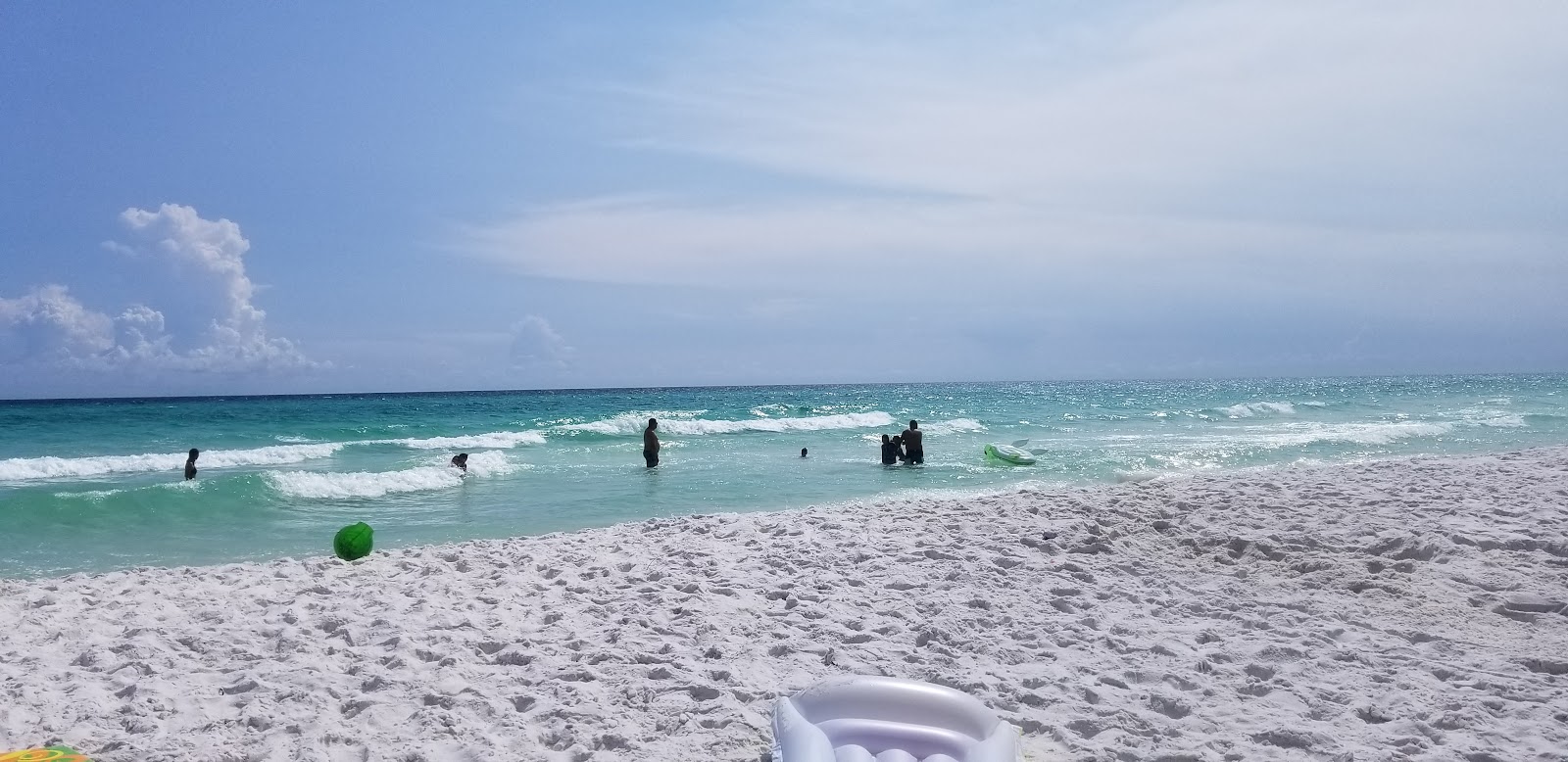 Foto av Carillon Beach med blått vatten yta