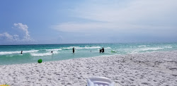 Photo de Carillon Beach avec rivage droit, long