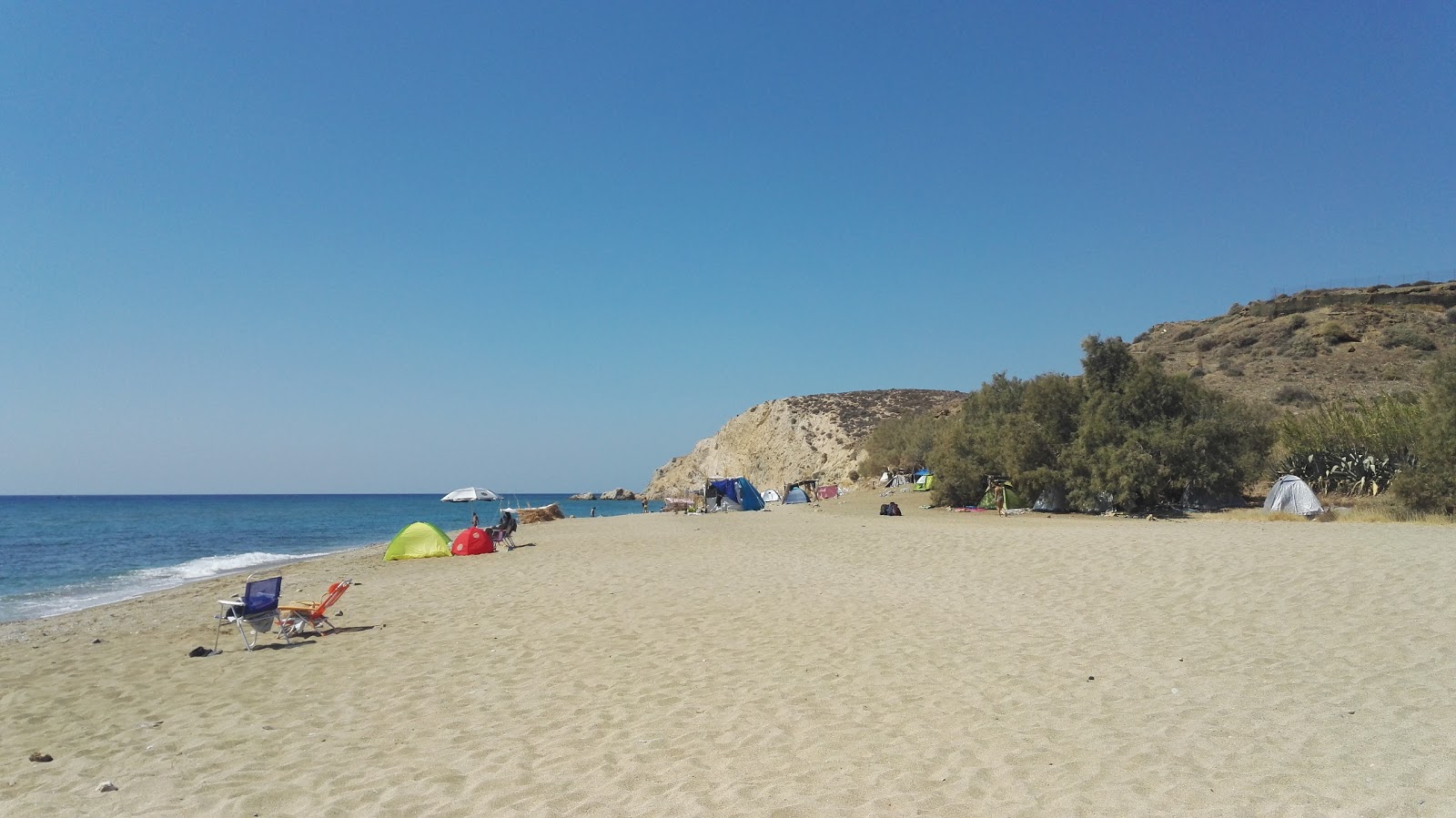 Paralia Roukounas'in fotoğrafı dağlarla çevrili