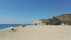 Paralia Roukounas'in fotoğrafı dağlarla çevrili
