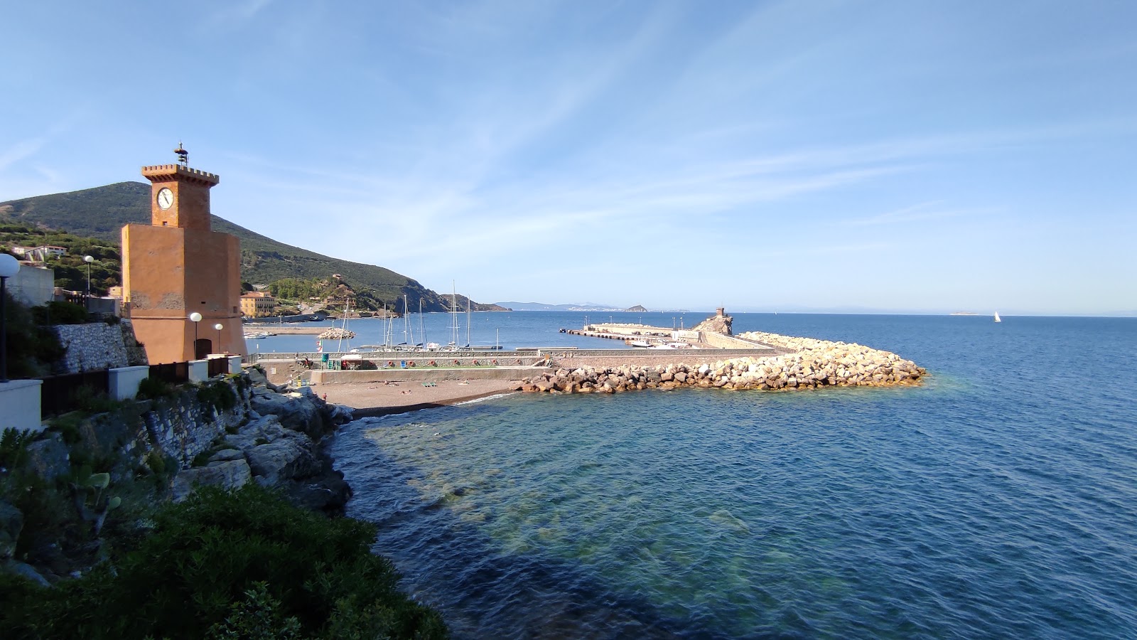 Foto di La Torre Beach circondato da montagne