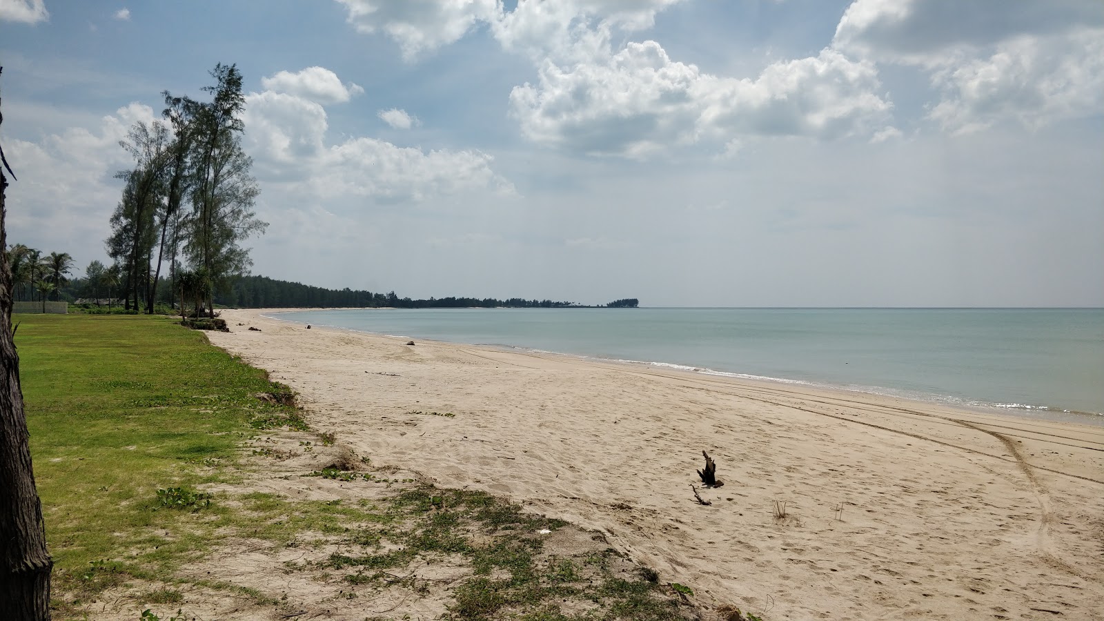 Zdjęcie Bang Lad Beach z powierzchnią beżowy piasek