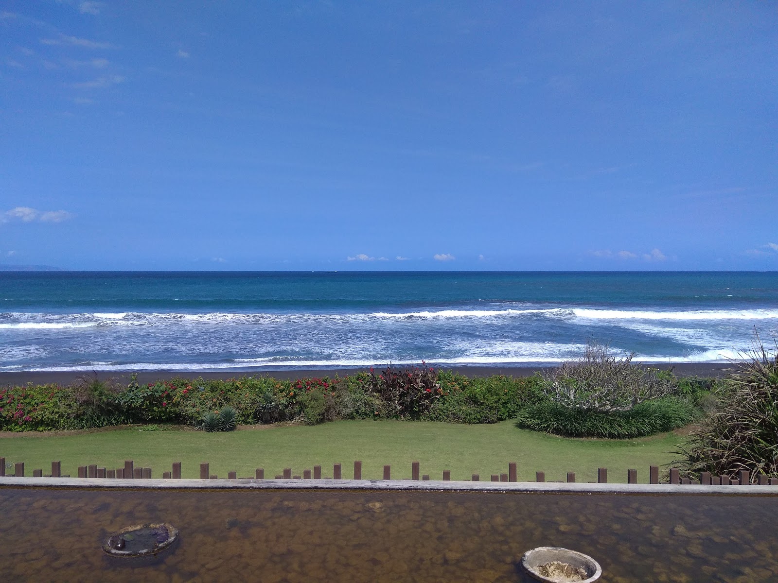 Photo de Gumicik Ketewel Beach avec un niveau de propreté de partiellement propre