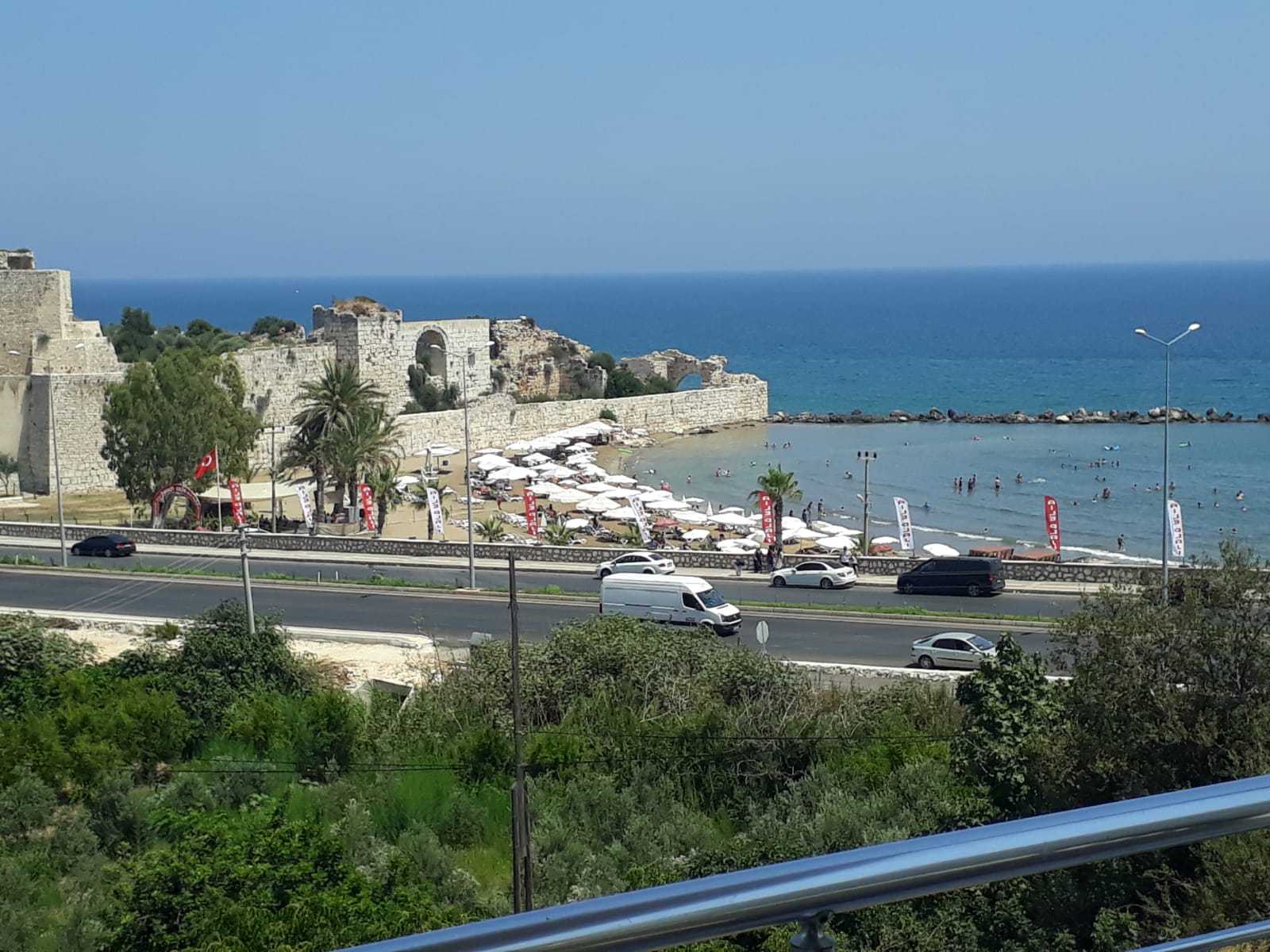 Foto av Korykos beach och bosättningen