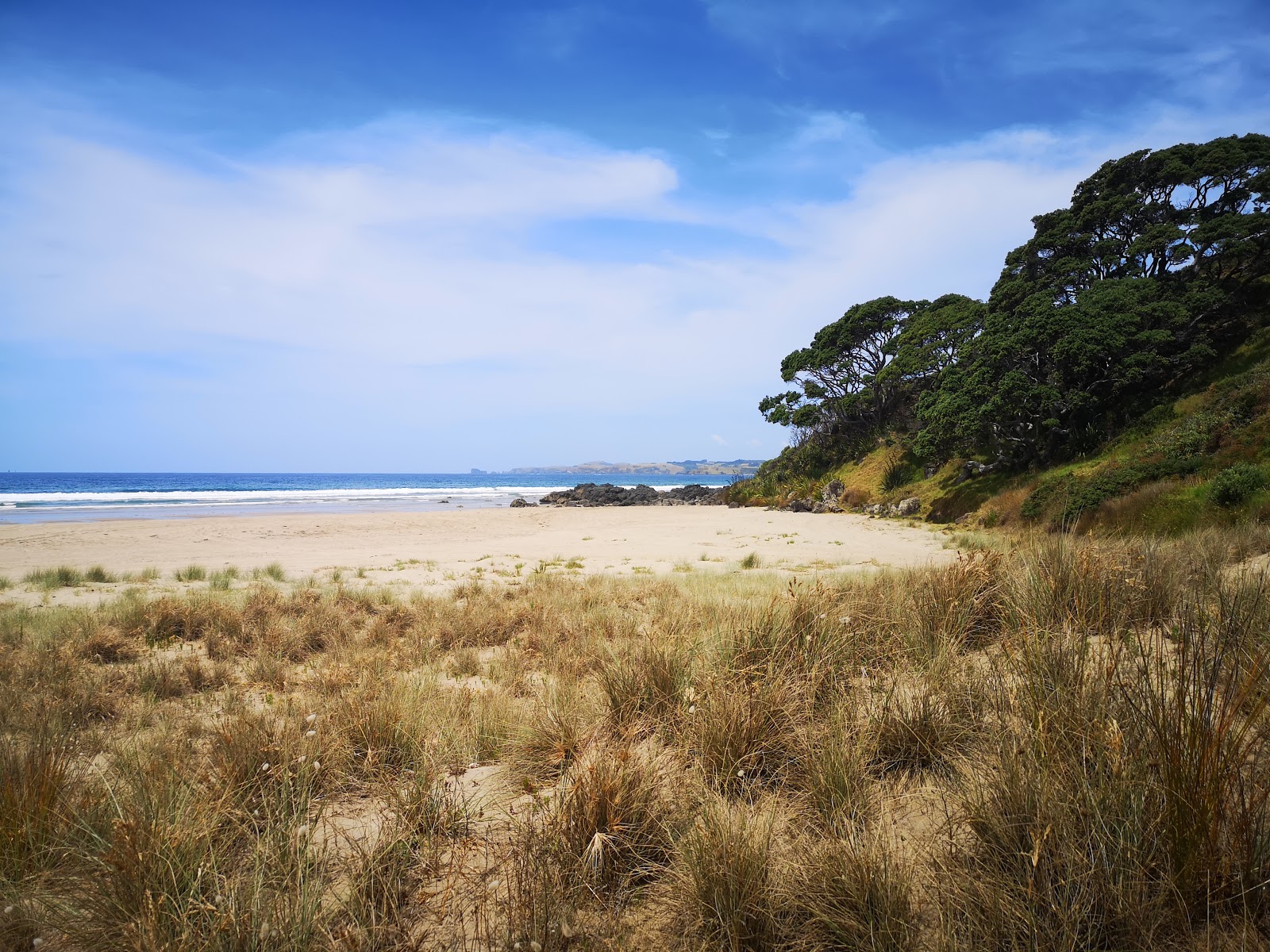 Foto av Takou Bay Beach med ljus sand yta