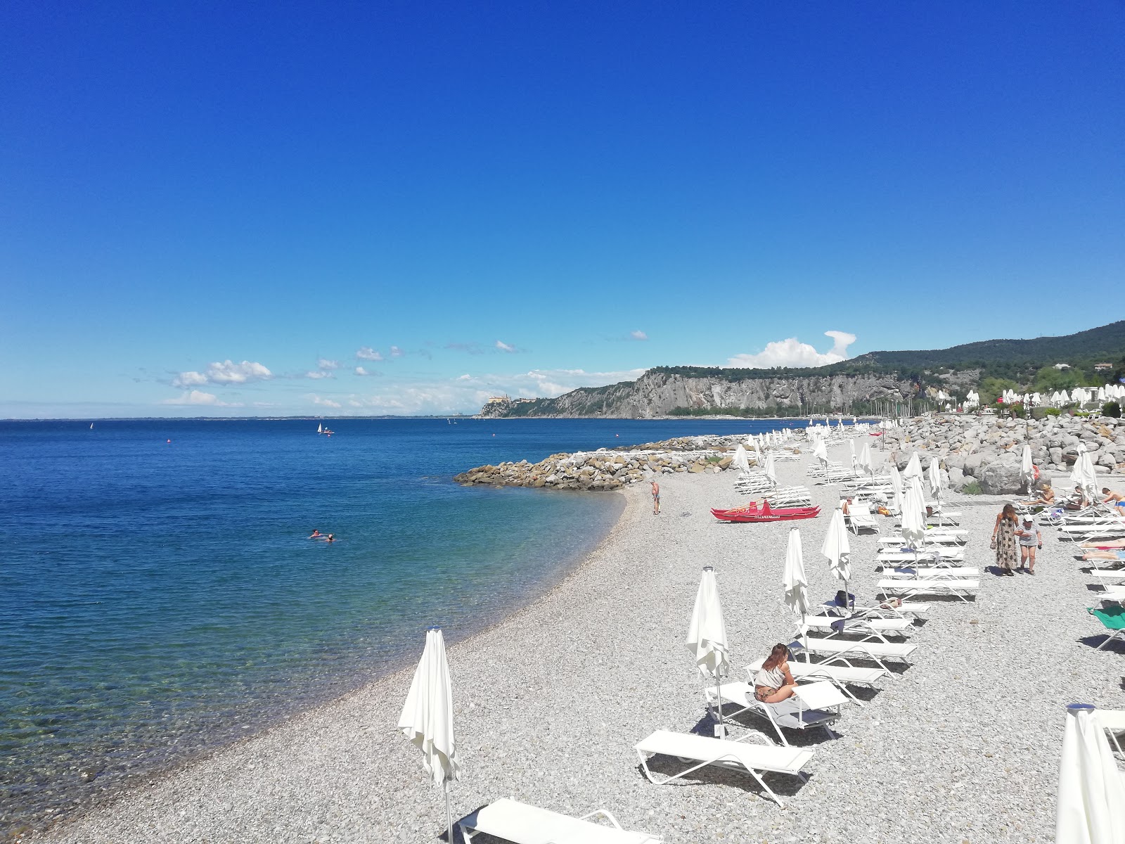 Spiaggia di Portopiccolo Sistiana的照片 带有灰色细卵石表面
