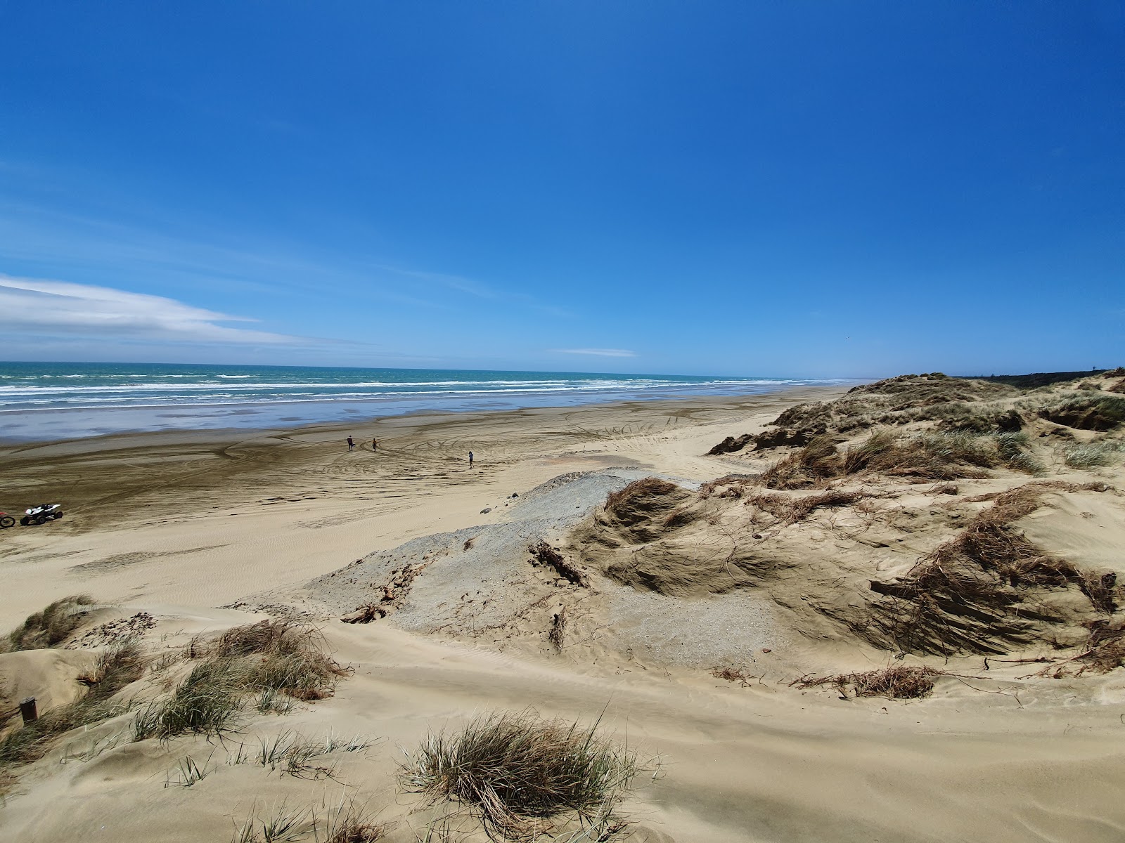 Foto af Ninety Mile Beach Rd med lys fint sand overflade