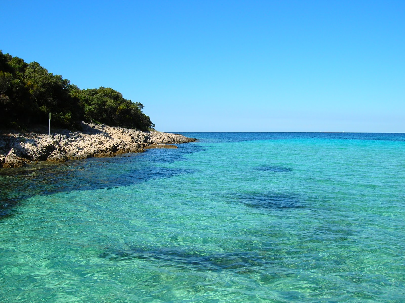 Foto av Pernastica beach med beige småsten yta