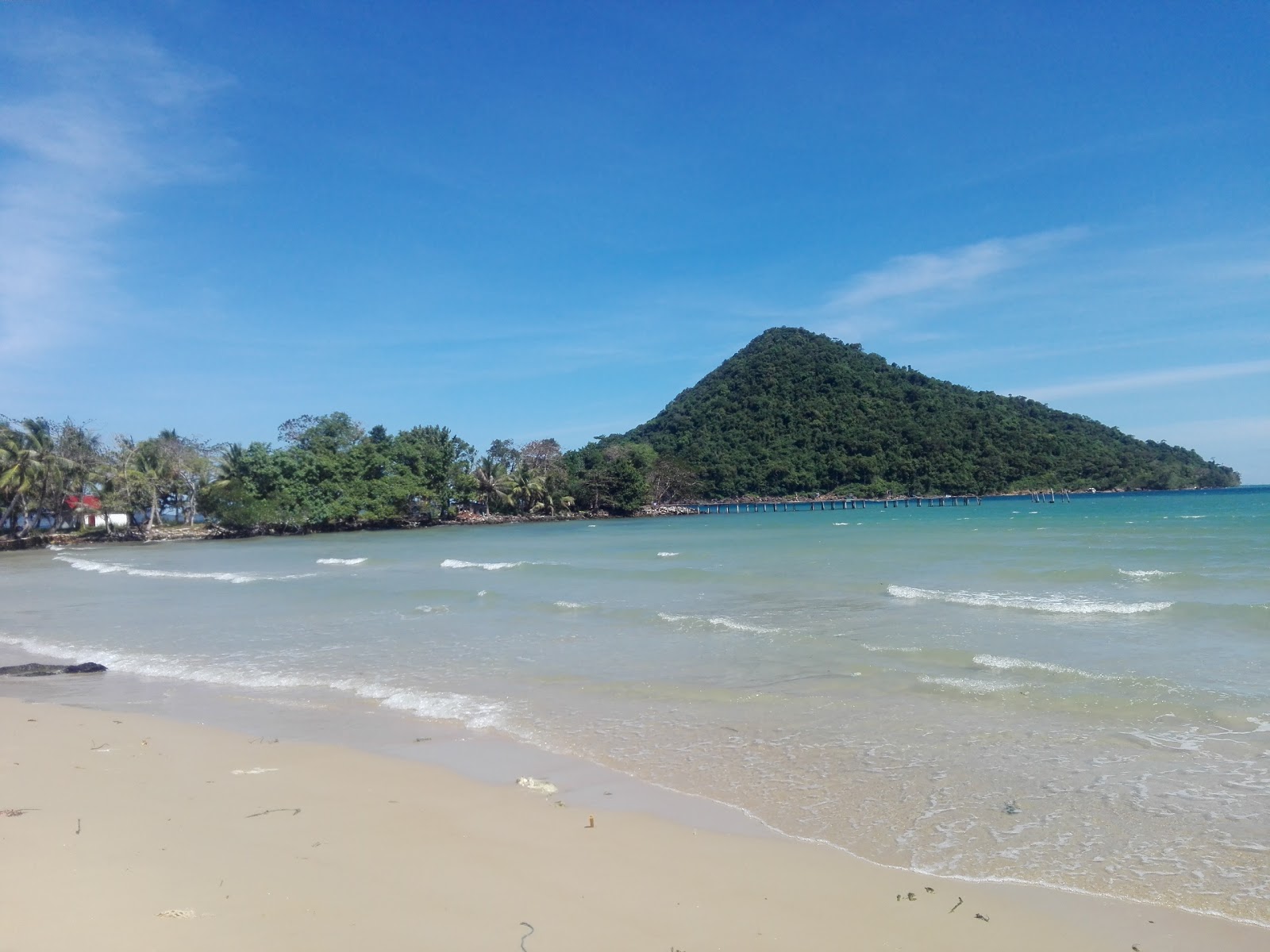 Foto di M-Pai Bay con una superficie del sabbia luminosa