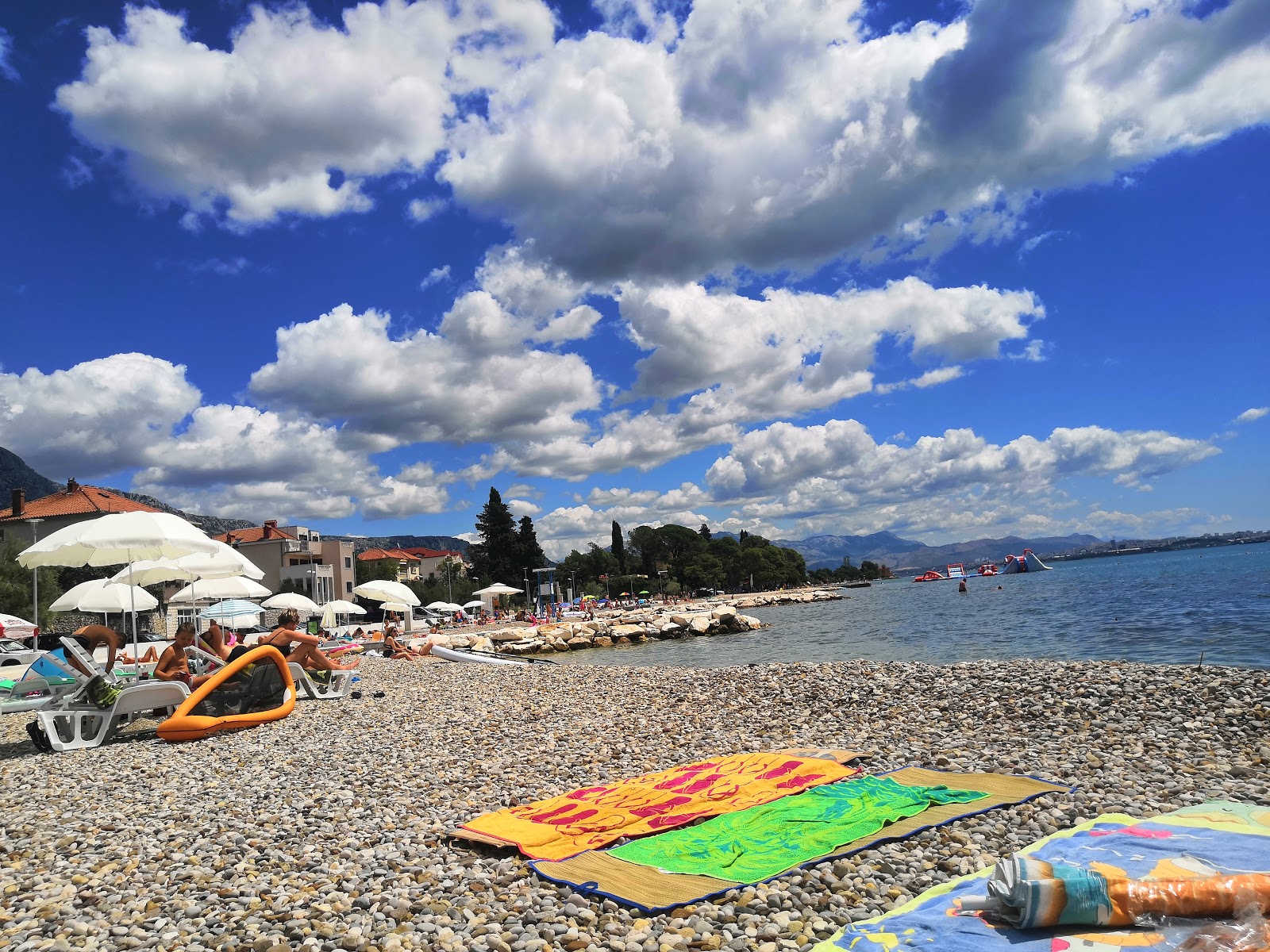 Foto von Ostrog beach von Klippen umgeben