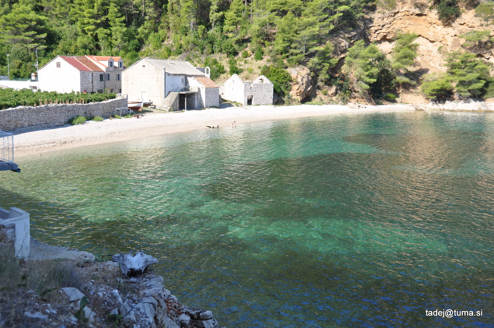 Brusje beach的照片 带有碧绿色纯水表面