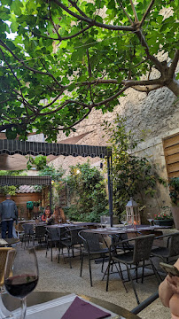 Atmosphère du Restaurant français Au Jardin Des Carmes à Avignon - n°15