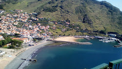Praia de S. Roque'in fotoğrafı uçurumlarla desteklenmiş