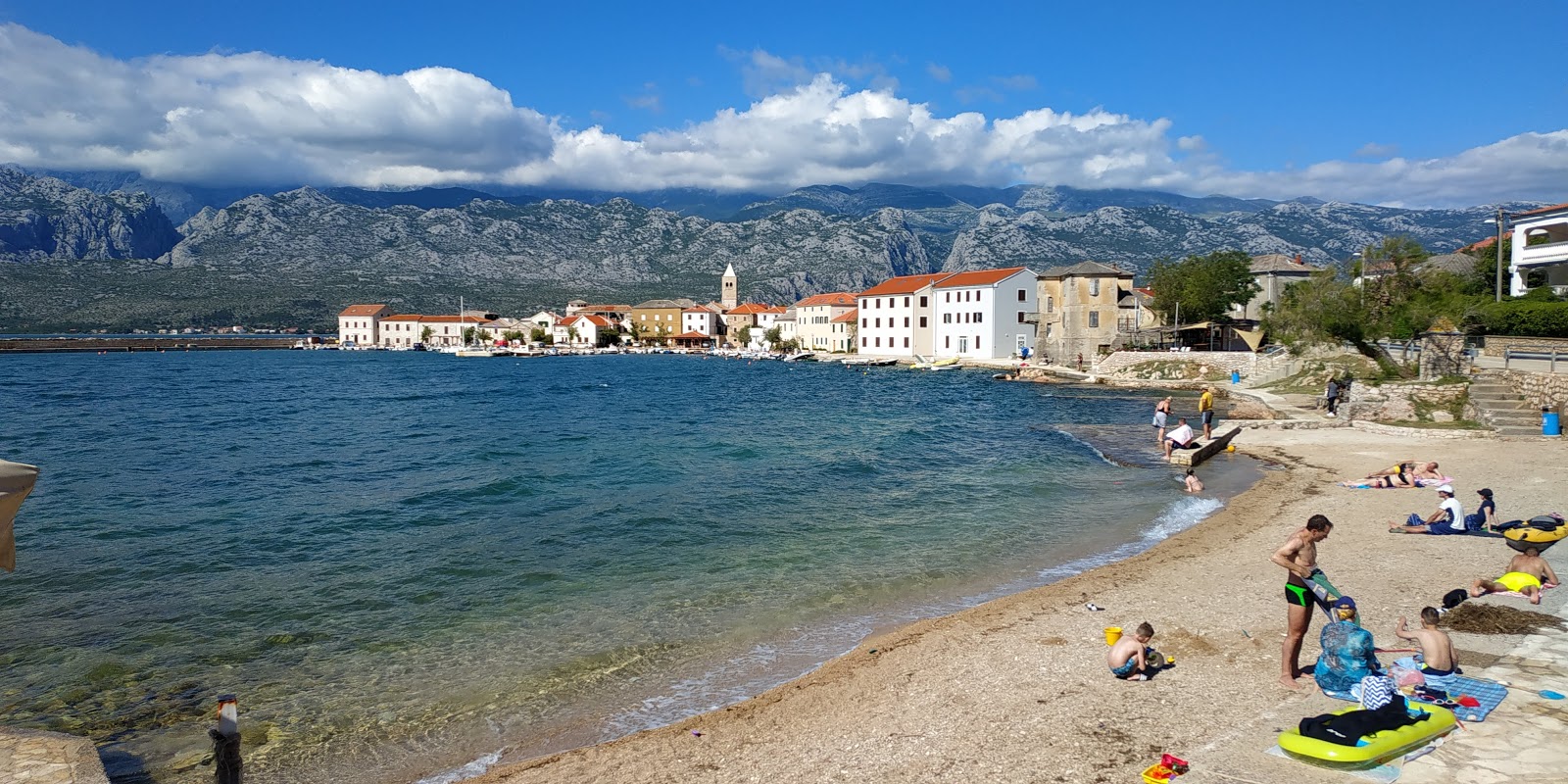 Zdjęcie Vinjerac beach z powierzchnią teren skalisty