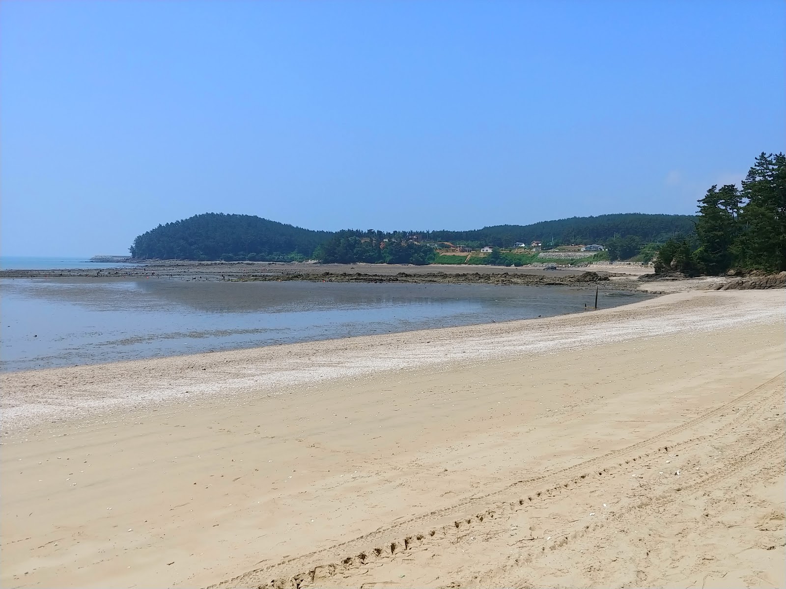 Foto van Wonan Beach met helder zand oppervlakte