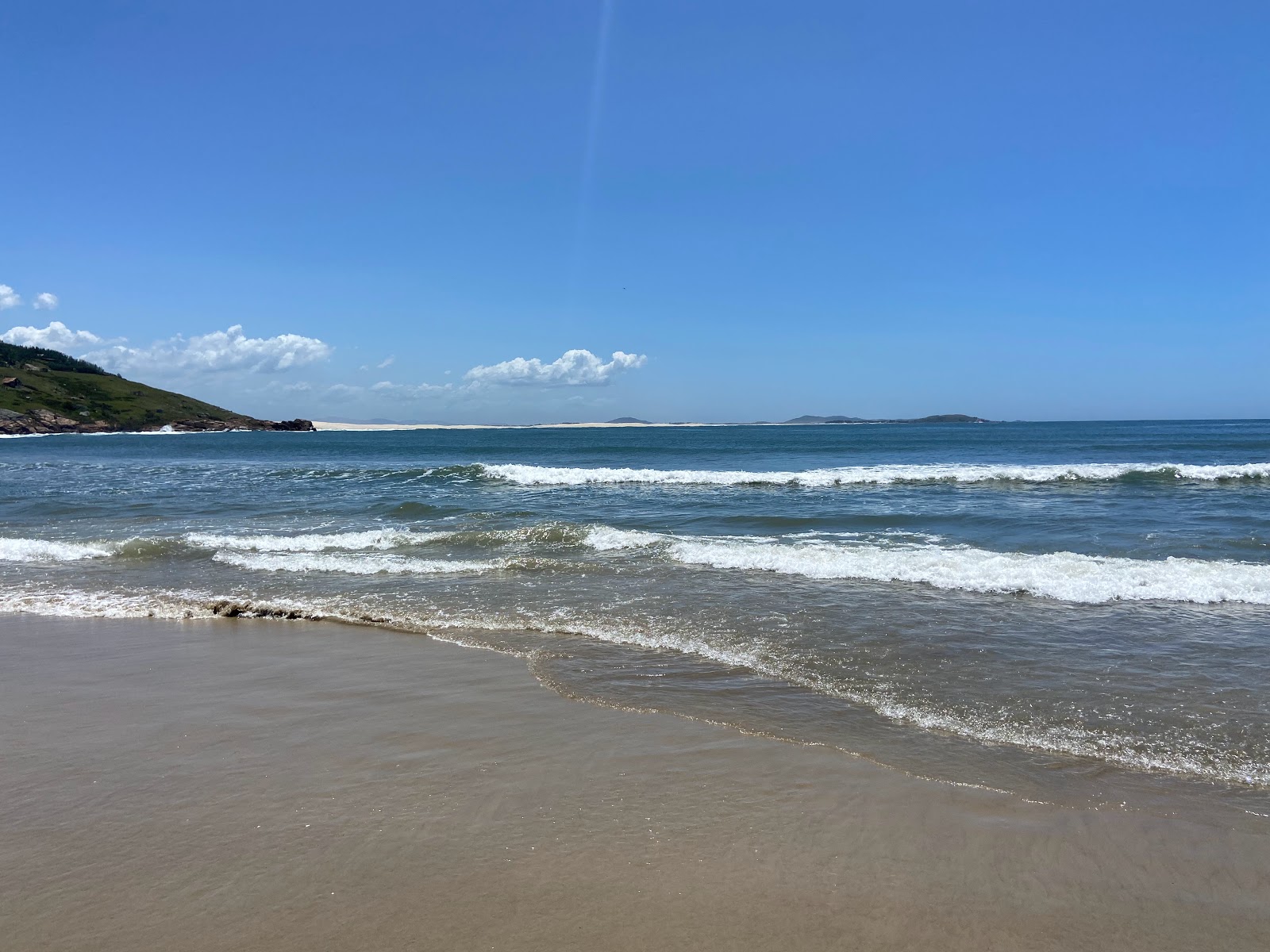 Praia do Farol de Santa Marta'in fotoğrafı - rahatlamayı sevenler arasında popüler bir yer