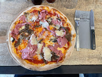 Plats et boissons du Pizzeria Jordan Tomas - Pizza Mamamia Limonest - n°5