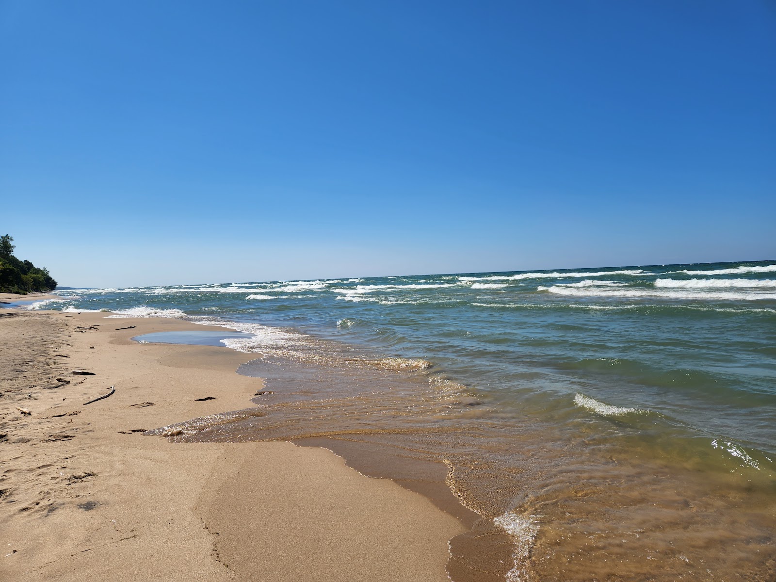 Fotografija Buchanan Beach z svetel pesek površino