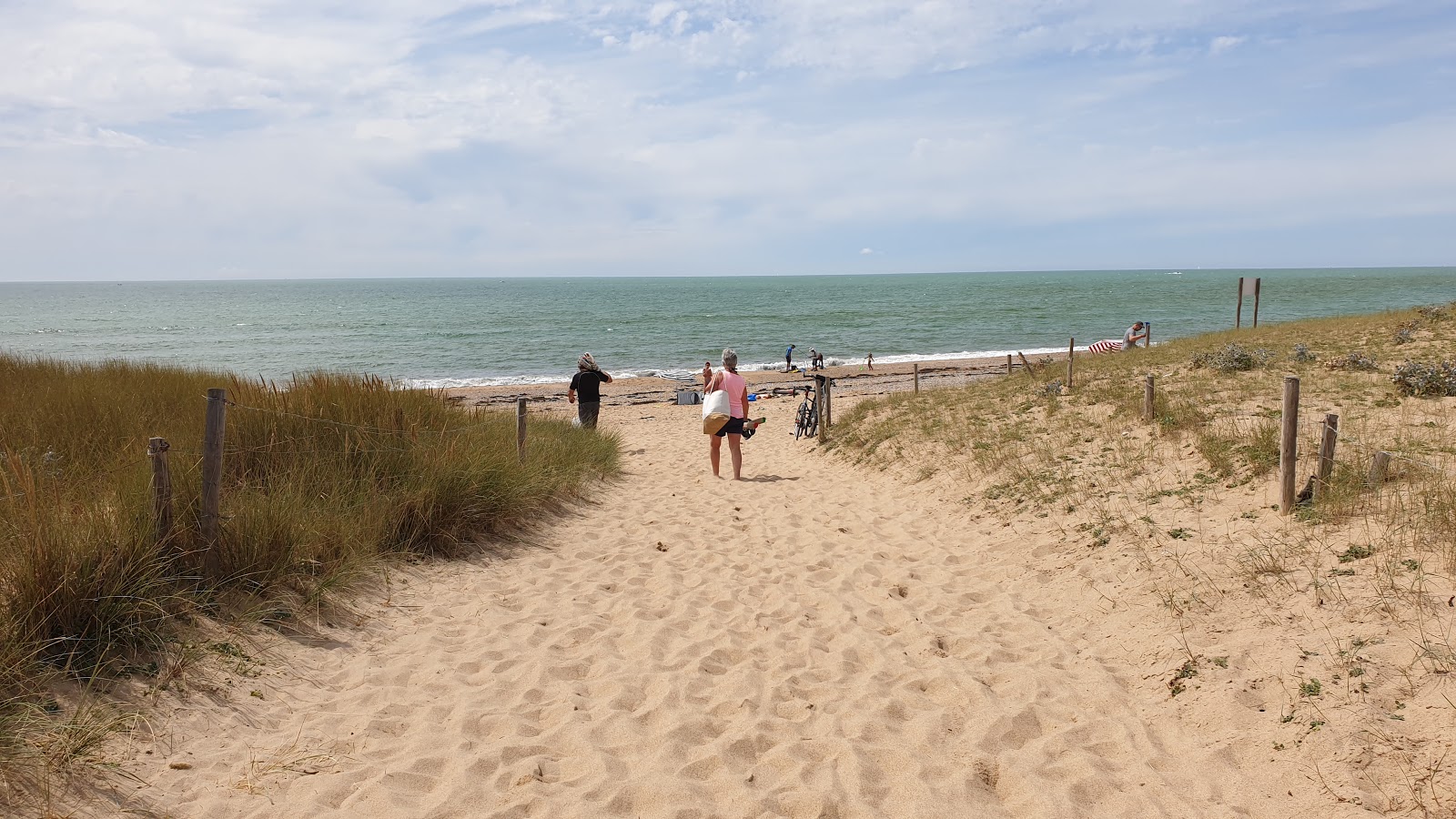 Du petit pont beach的照片 带有碧绿色纯水表面