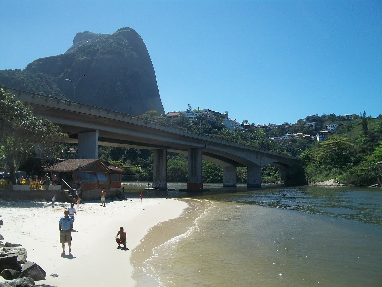 Valokuva Praia dos Amoresista. sisältäen suora ranta