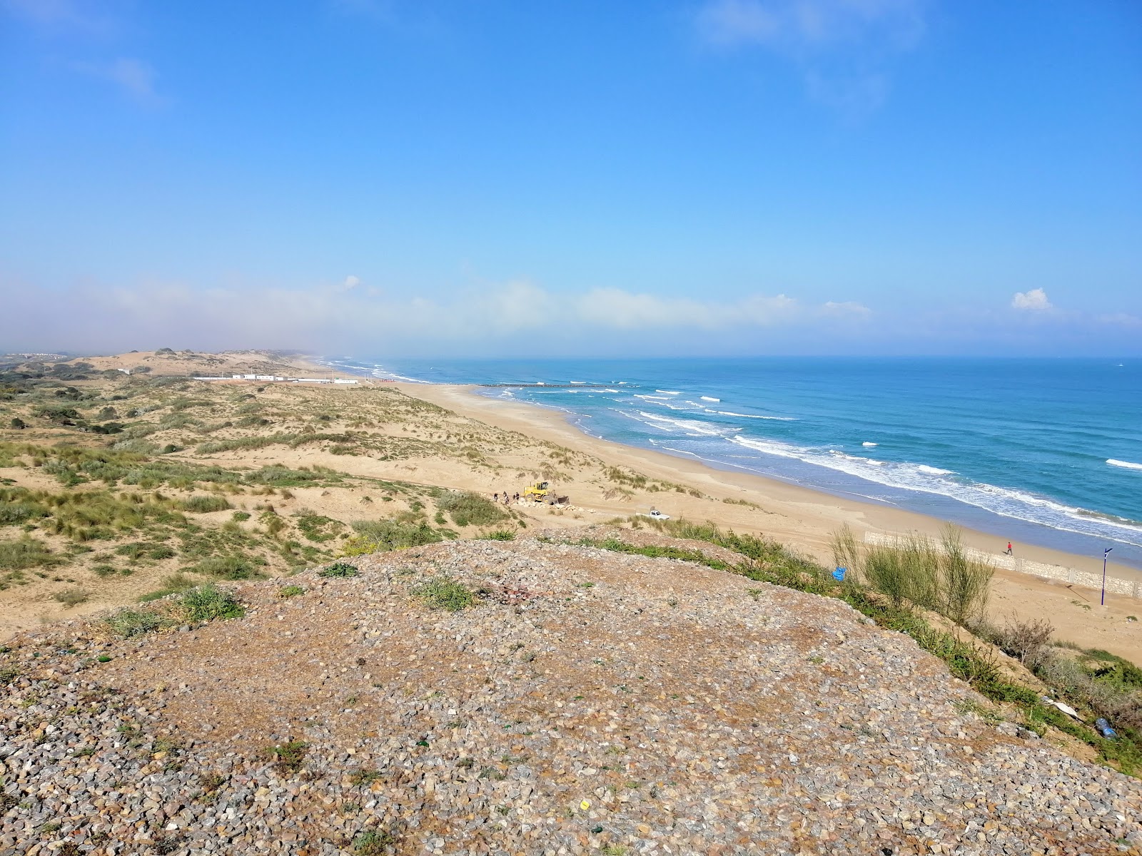 Plage de Sidi Mansour'in fotoğrafı uçurumlarla desteklenmiş