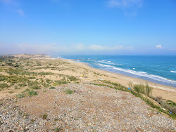 Plage de Sidi Mansour'in fotoğrafı uçurumlarla desteklenmiş