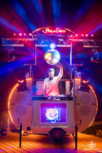 Disc-jockey Plug And Dance : une remorque sono mobile, un DJ Mariage à Grenoble, soirée DJ pour les Entreprises et soirées Privées pour les Particuliers à Grenoble et Lyon Grenoble