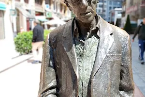 Estatua de Woody Allen image
