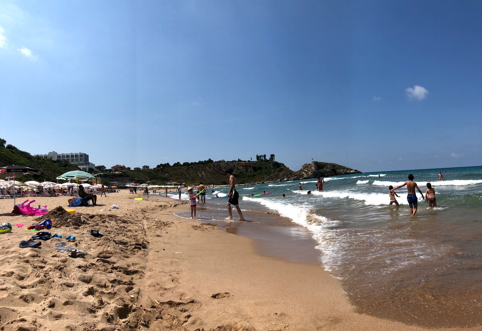 Foto av Uzunkum Plaji omgiven av klippor