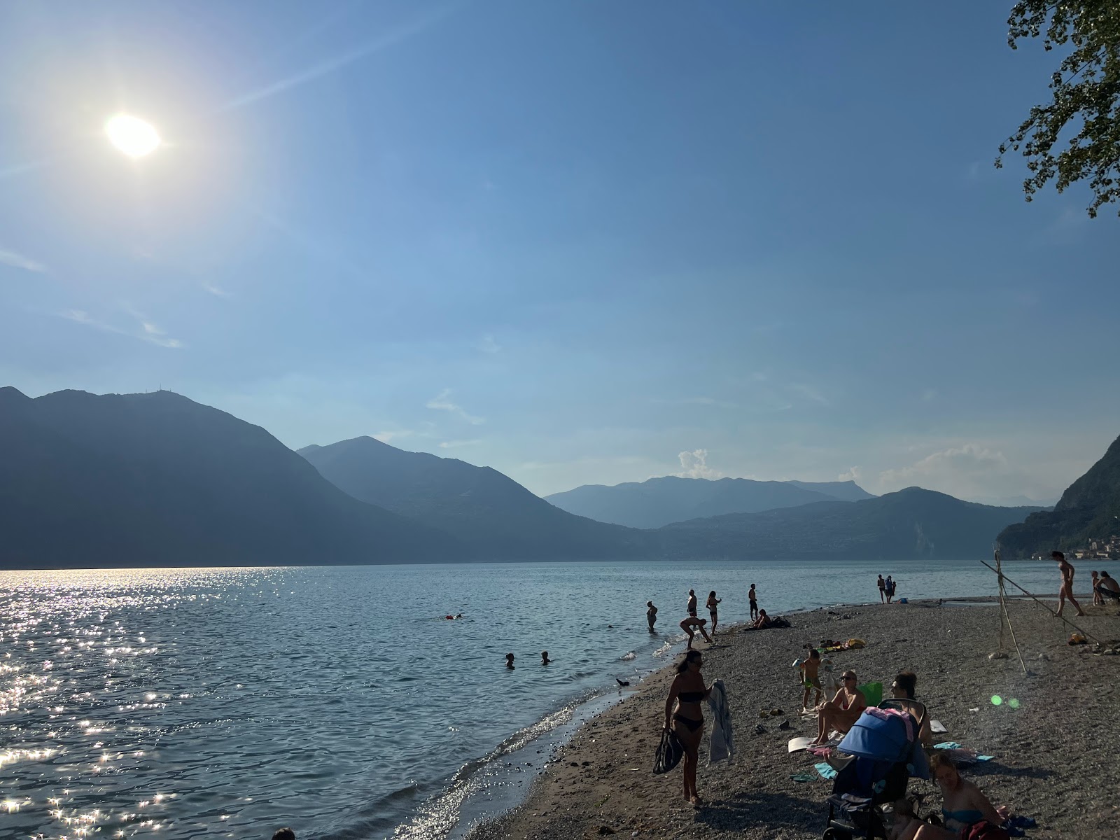 Foto van Spiaggia libera "Piccola Tahiti" ondersteund door kliffen