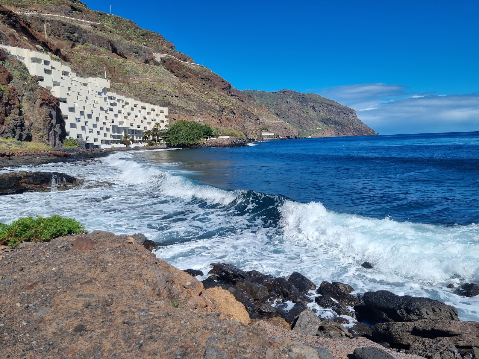 Photo de Playa Cueva del Agua protégé par des falaises
