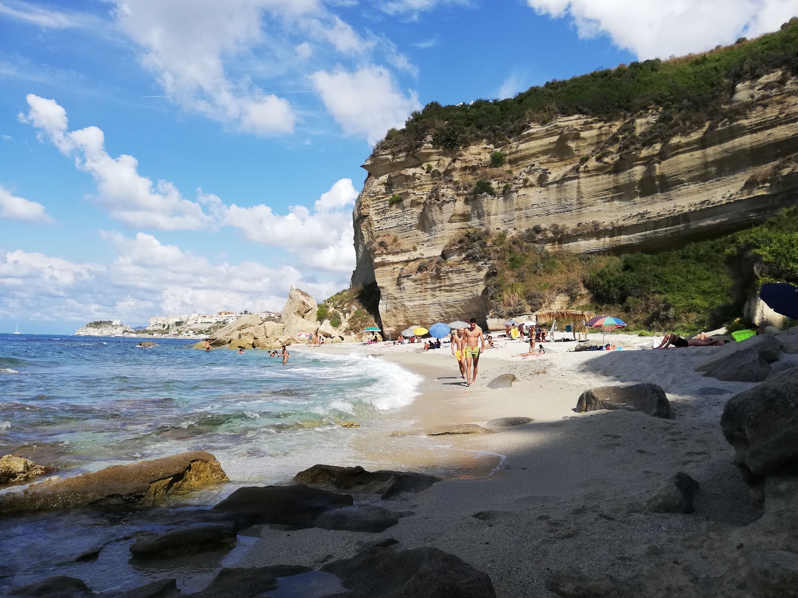 Foto de Spiaggia di Luca e Giorgia con arena brillante superficie