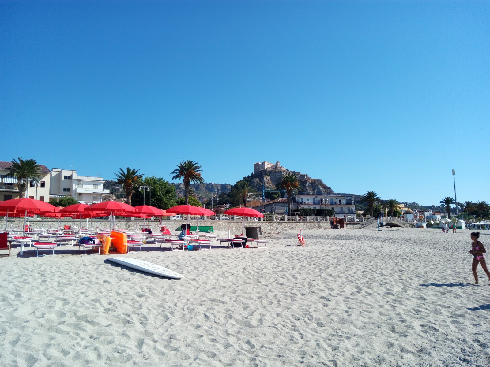 Foto av Rocella Ionica Beach omgiven av klippor