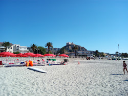 Foto von Rocella Ionica Beach von Klippen umgeben