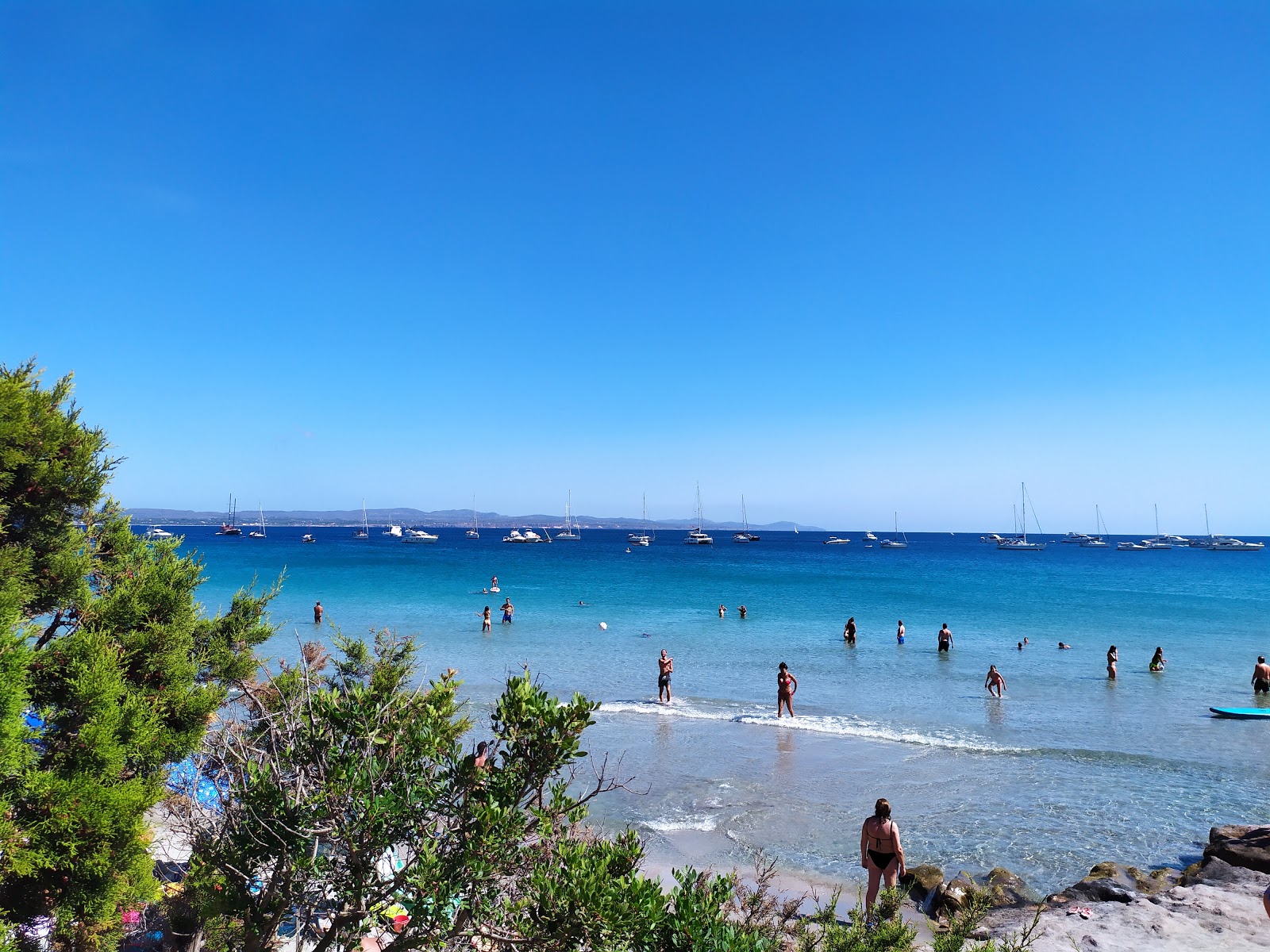 Foto de Guidi beach com água cristalina superfície