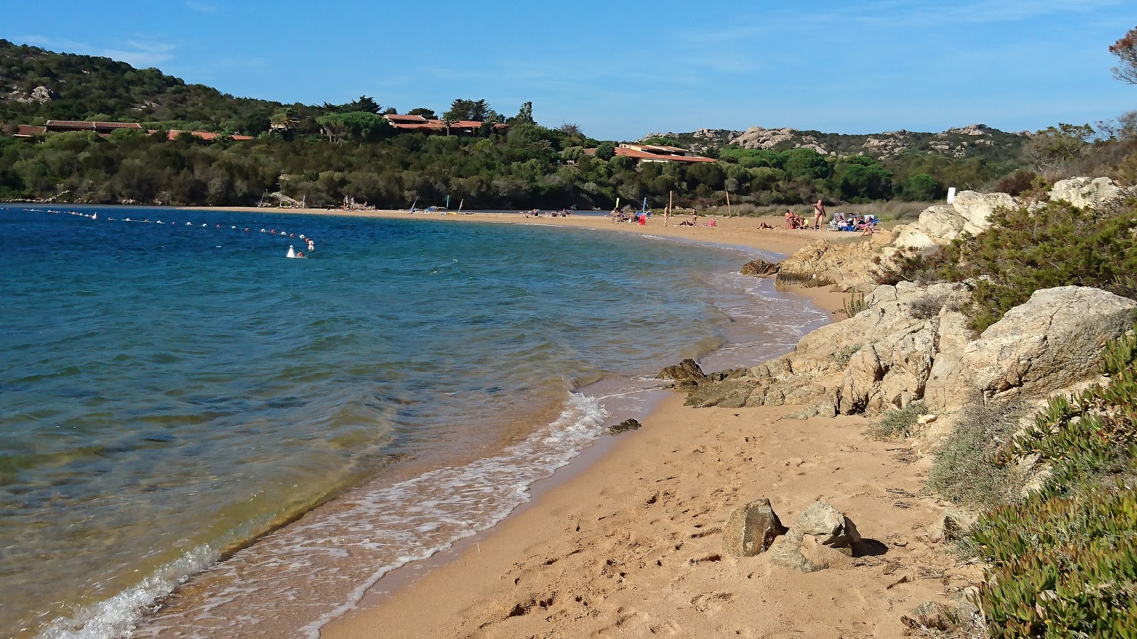 Foto af Spiaggia di Costa Serena og dens smukke landskab
