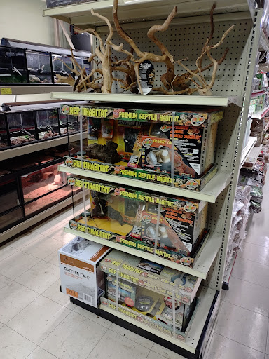 Pet Store «Gills And Thrills Pet Shop», reviews and photos, 204 E 8th St, Lockport, IL 60441, USA