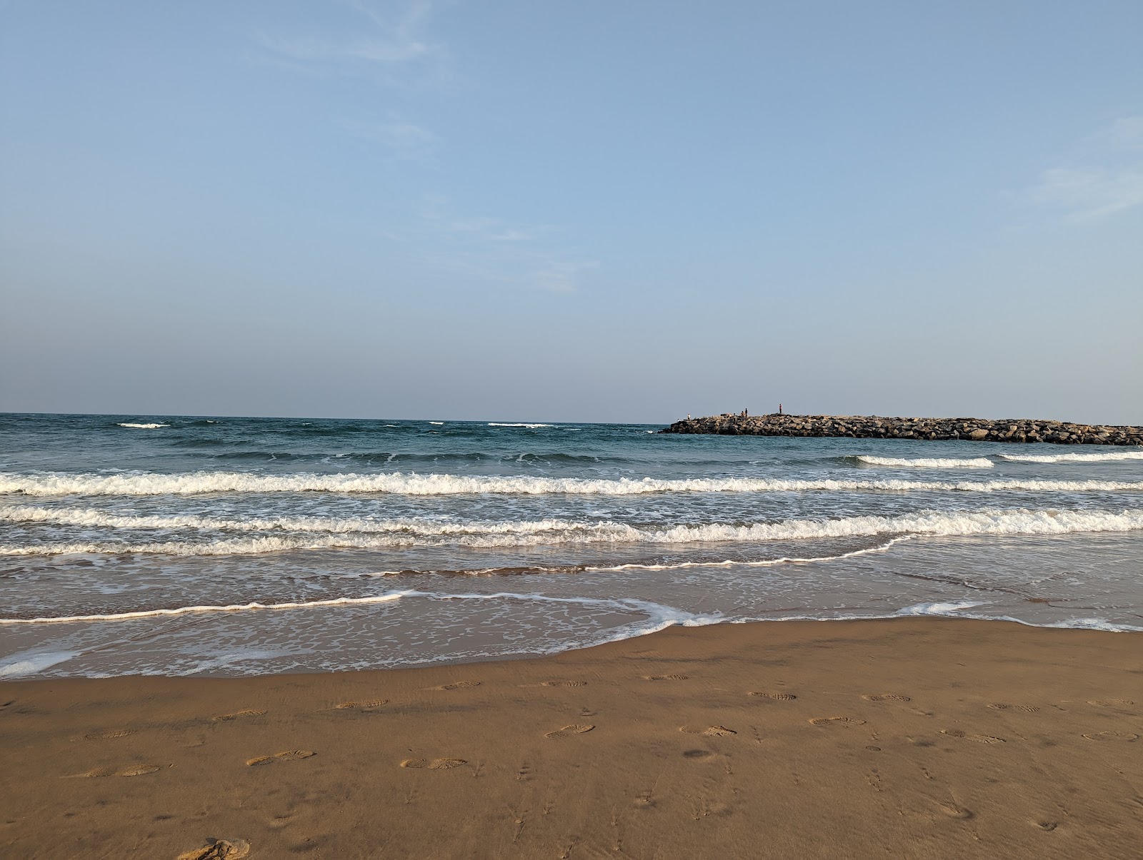 Φωτογραφία του Kalingapatnam Beach με μακρά ευθεία ακτή