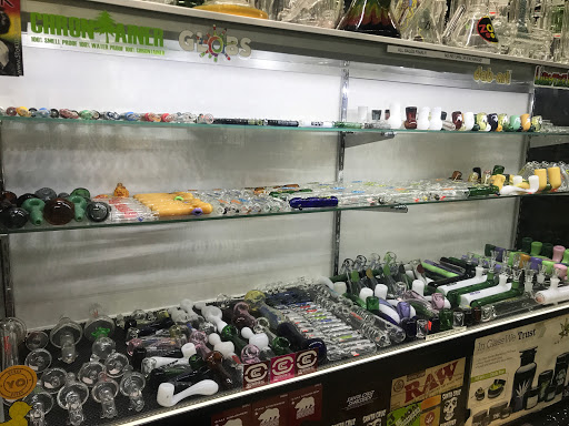 Tobacco Shop «The Hub Smoke Shop & Gifts», reviews and photos, 6410 N Oak Trafficway, Kansas City, MO 64118, USA