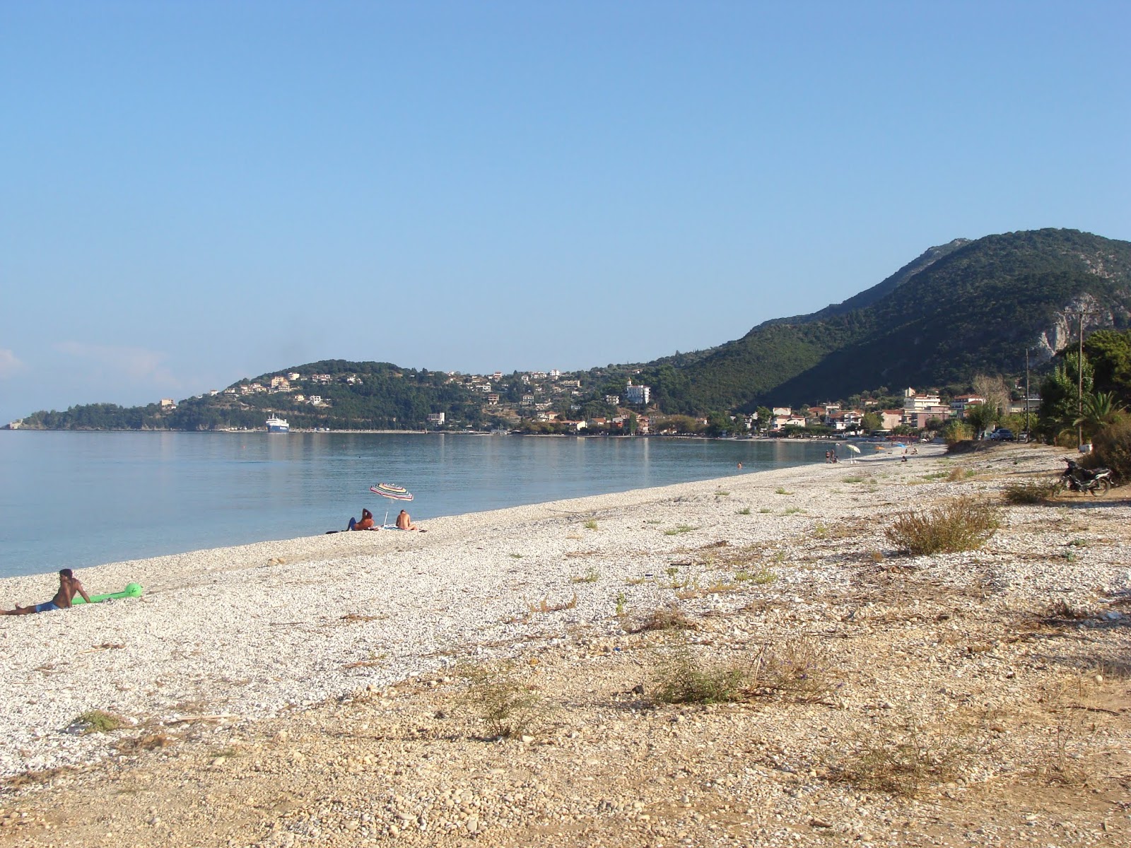 Photo of Paralia Poros backed by cliffs