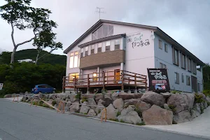 月山夏スキーと登山の宿ロッヂやつなみ image